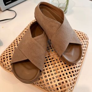 Lauren Manoogian slides